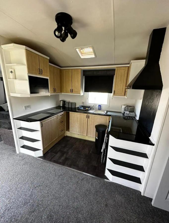 2 Bedroom Caravan With Sea Views Eastchurch Exterior foto