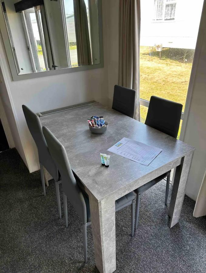 2 Bedroom Caravan With Sea Views Eastchurch Exterior foto