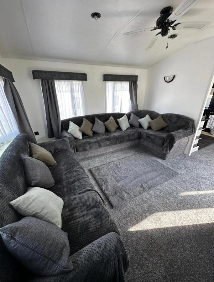 2 Bedroom Caravan With Sea Views Eastchurch Exterior foto